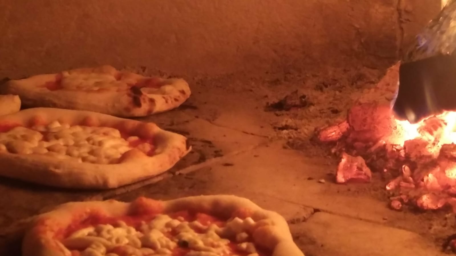 wood fire pizzas - pizzeria on the road - sydney