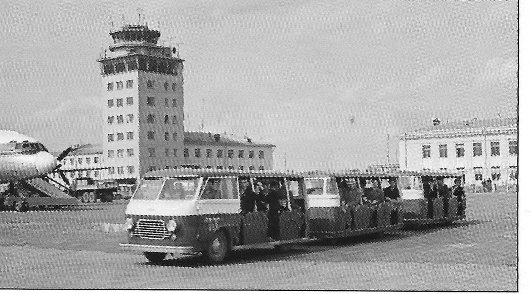 Доставка пассажиров к трапу самолета для посадки в аэропорту Внуково