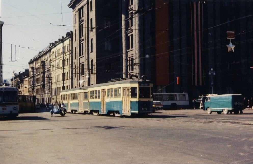 Старый трамвай на площади Ленина