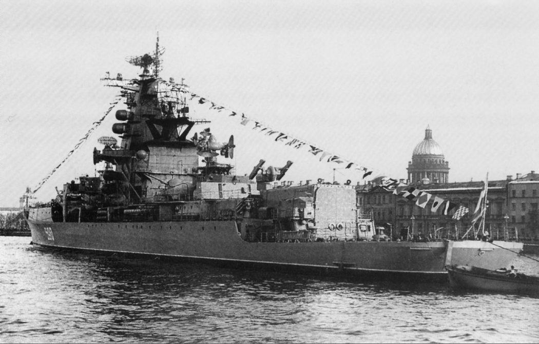 Большой противолодочный корабль "Севастополь" на параде у Английской набережной