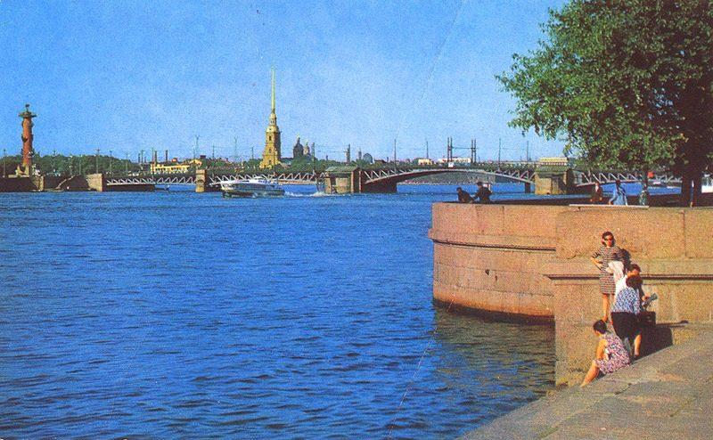 Вид с Адмиралтейской набережной в сторону Дворцового моста