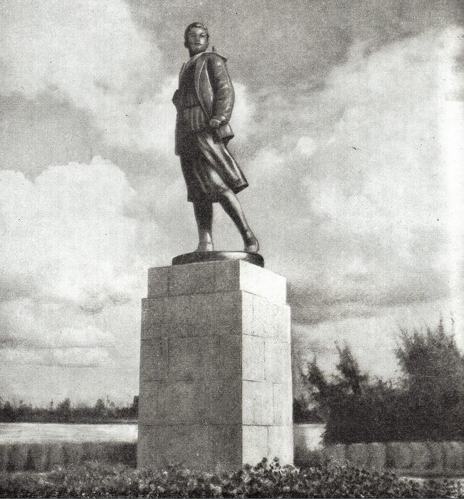 Памятник Зое Космодемьянской в Московском парке Победы