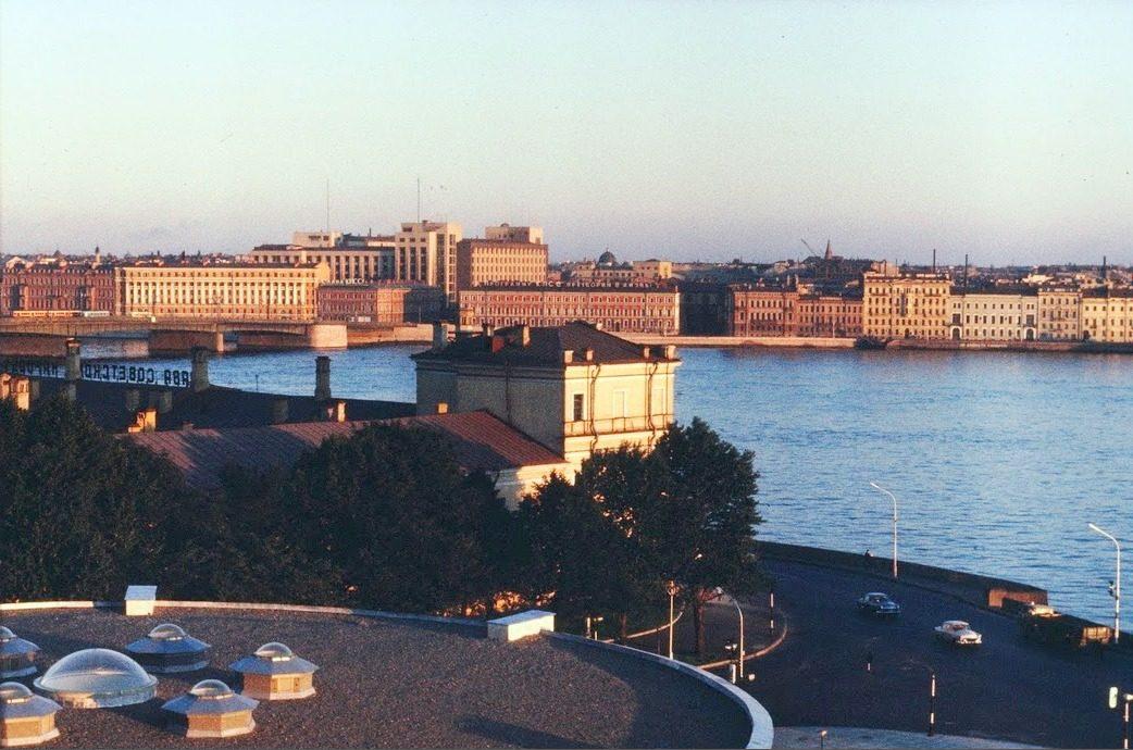 Вид на Неву в сторону Литейного моста из ресторана гостиницы Ленинград