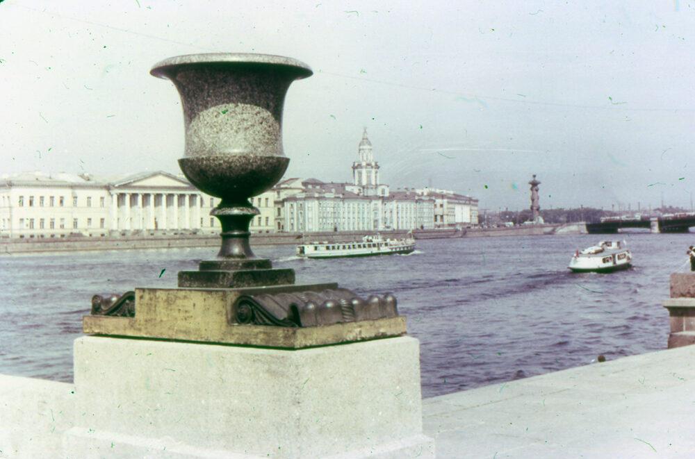 Порфировая ваза на Петровской пристани