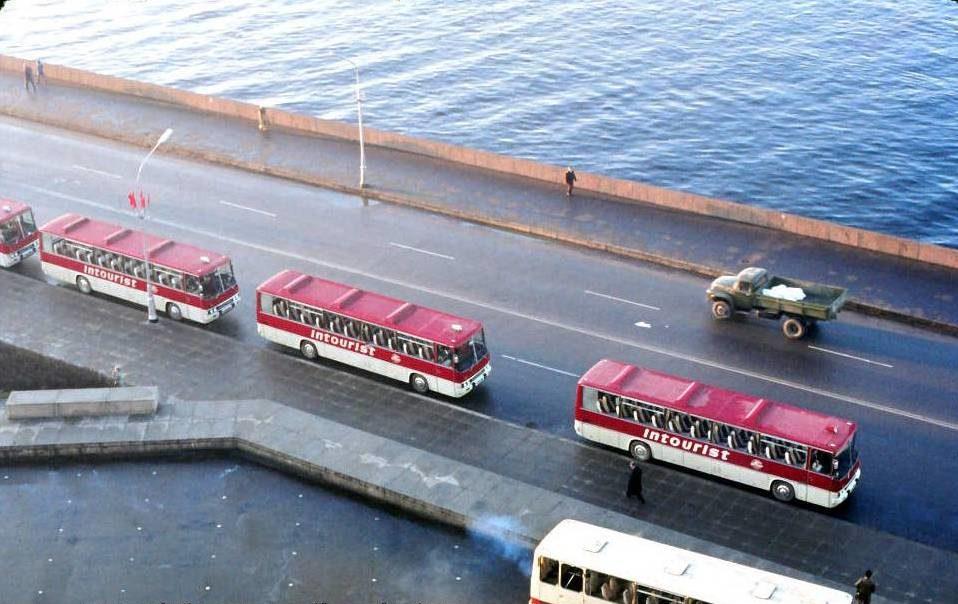 Автобусы Интурист на Пироговской набережной