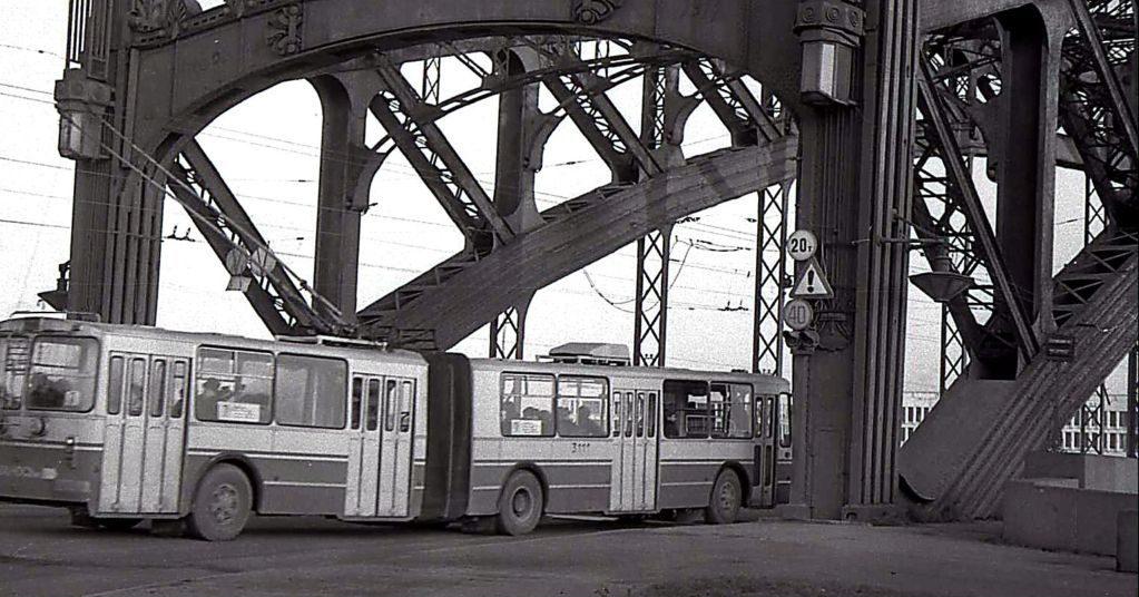 Троллейбус въезжает на Большеохтинский мост