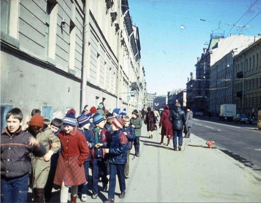 Школьники идут по ул.Гоголя на экскурсию в Исаакиевский собор