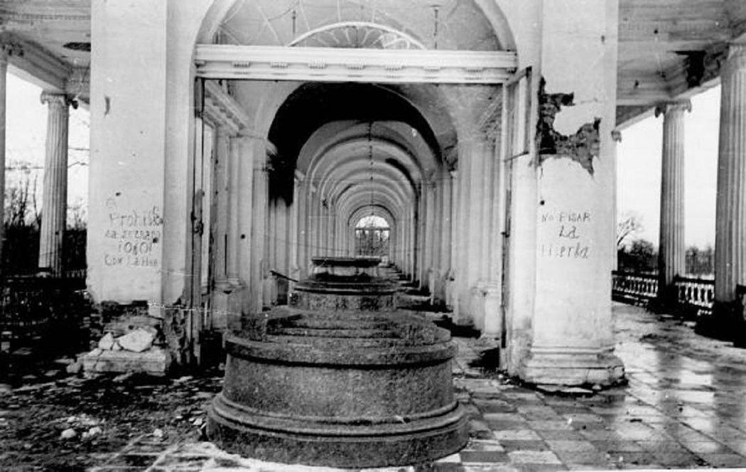 Вид Камероновой галереи после ухода немецко-фашистских войск