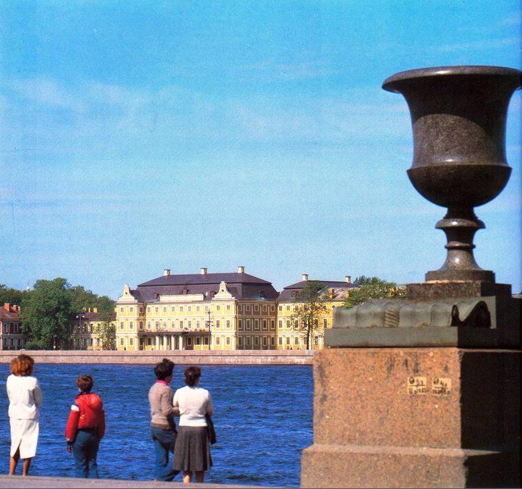 Дворец Меншикова. Вид с Адмиралтейской набережной