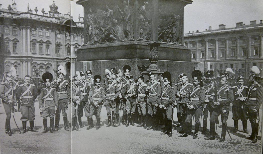 Офицеры Императорской гвардии на Дворцовой площади