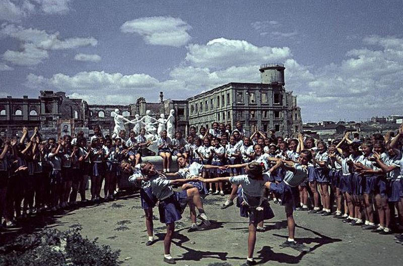Сталинград. Привокзальная площадь. Первый послевоенный физкультурный парад