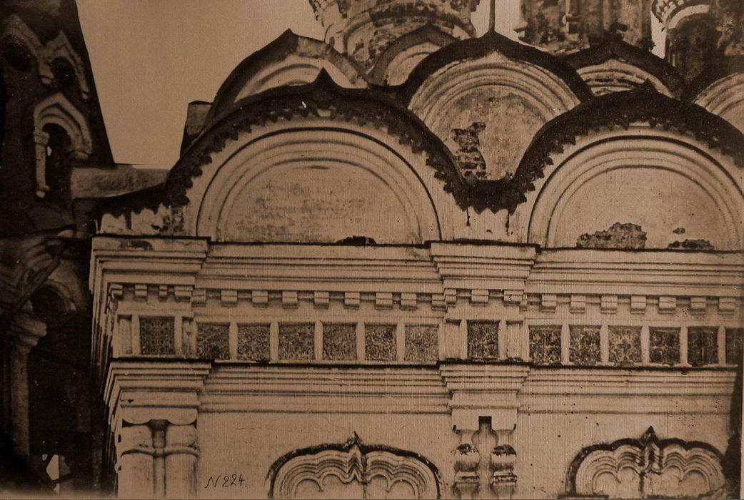 Вид части карниза и кокошников церкви Николая Чудотворца в Столпах