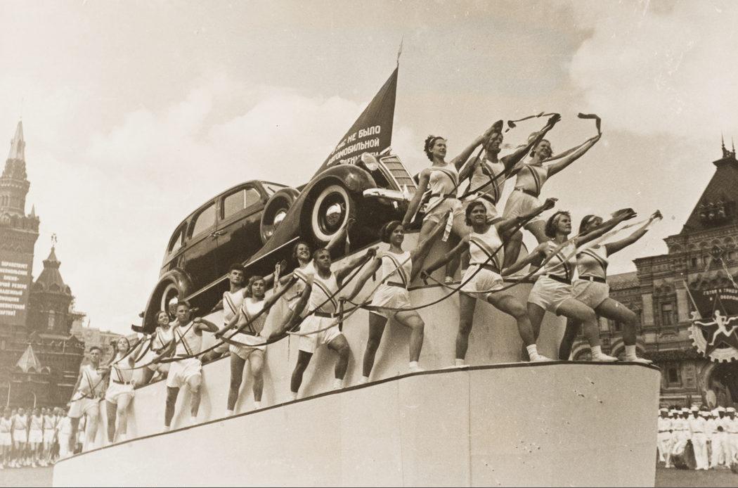 Выступление физкультурников на параде 1937 года