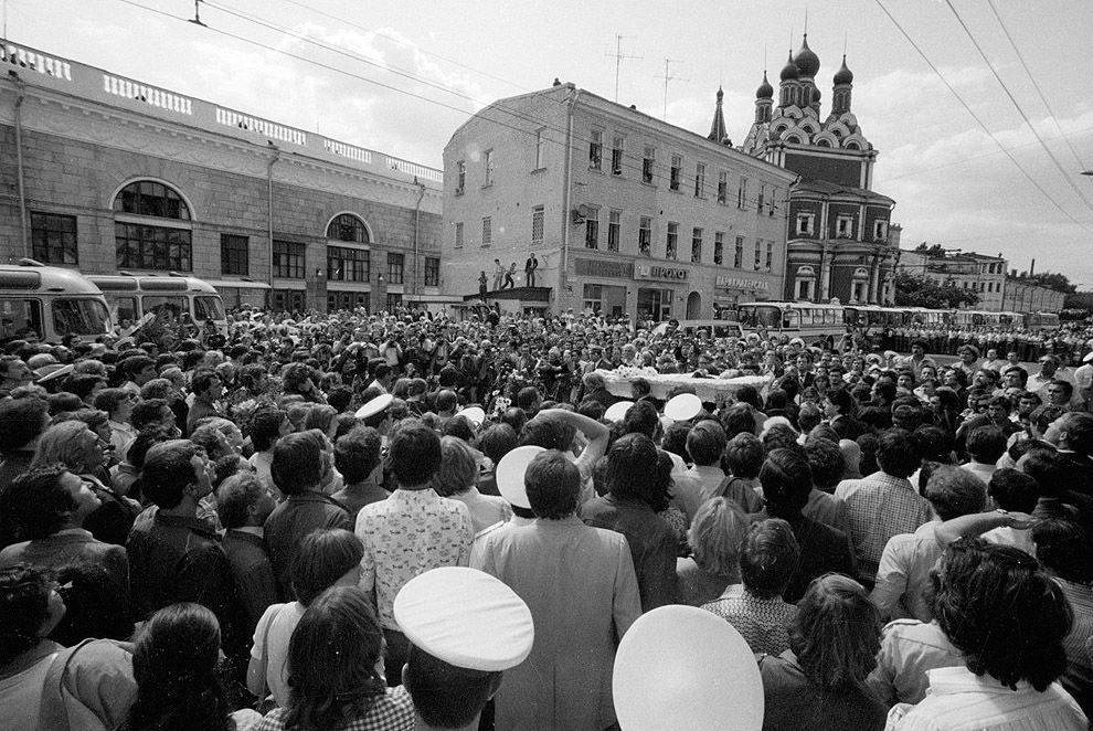 Таганская площадь, 28 июля 1980 года. Вынос гроба.