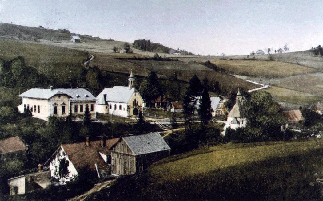 Dolní Údolí, kostel sv. Acháce, celkový pohled na původní (vpravo) a nový (vlevo) kostel