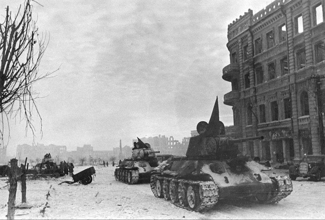 Советские танки Т-34 у площади Павших борцов в Сталинграде