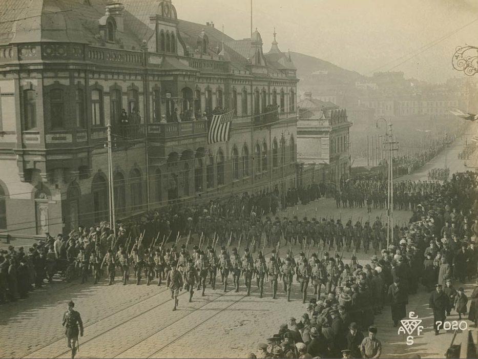 Парад союзнических войск Антанты на Светланской в честь победы в Первой мировой войне. Колонна англичан