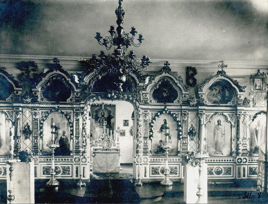 Алтарь и иконостас церкви Омского кадетского корпуса