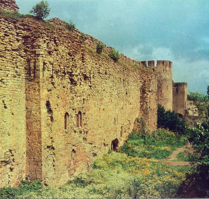 Северо-западная стена Большого Бояршего города с башнями 1492 г