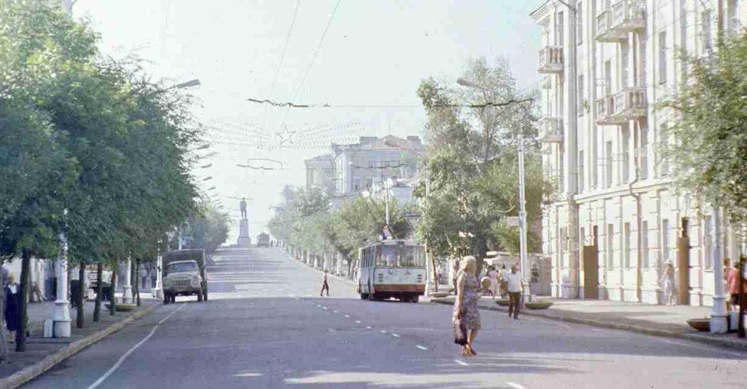 Улица Советская, памятник Валерию Чкалову