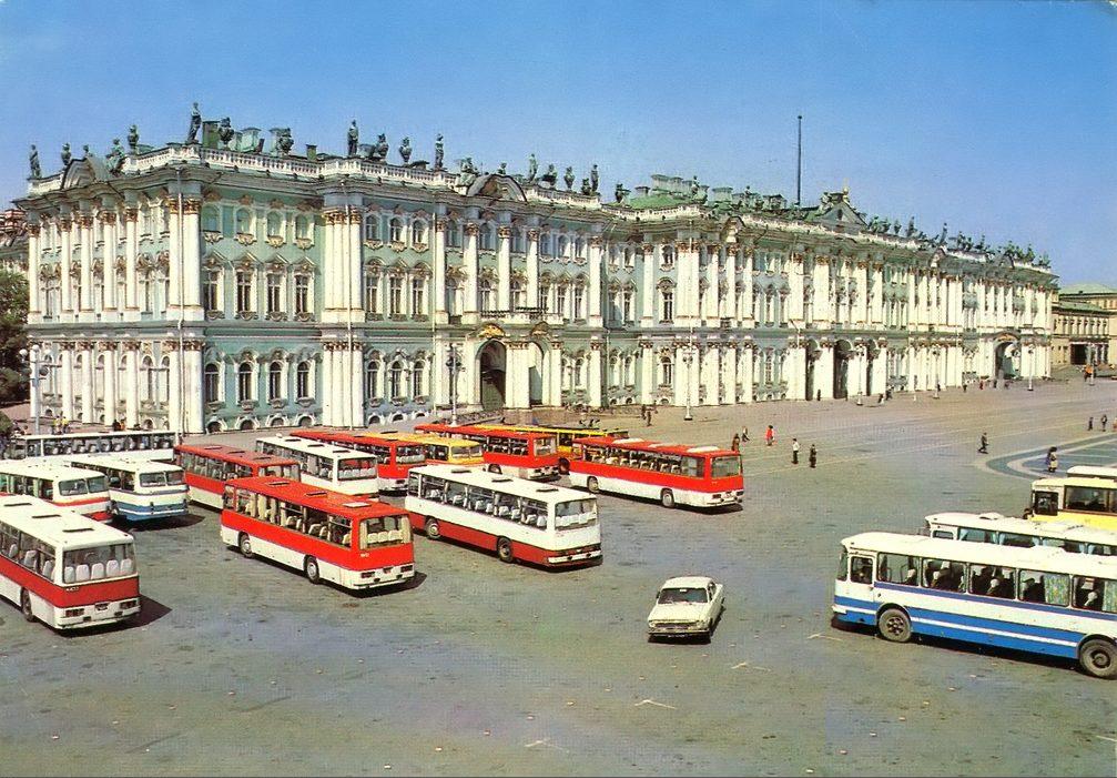 Стоянка туристических автобусов на Дворцовой площади