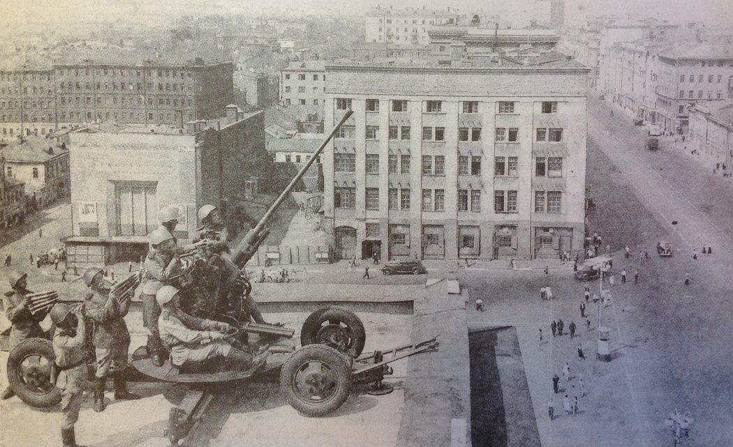 Зенитное орудие на площади Маяковского