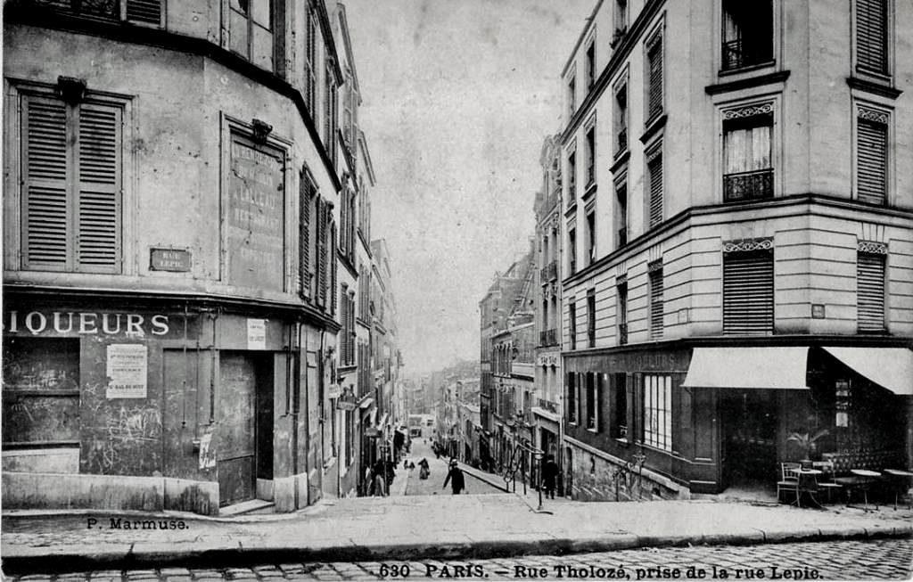 Rue Tholozé, prise de la rue Lepic