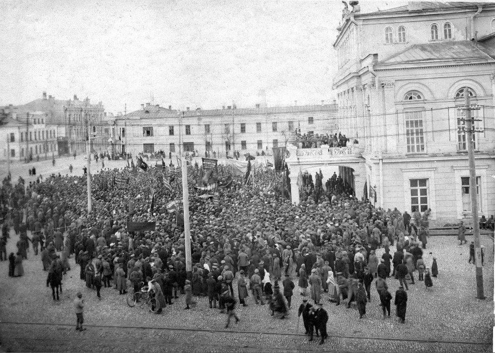 Один из первых митингов после установления Советской власти