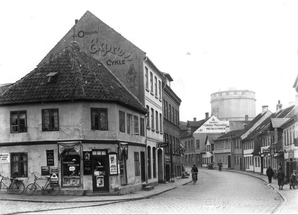 Sankt Jørgens Gade ved hjørnet af Pjentedamsgade. I baggrunden gastårnet