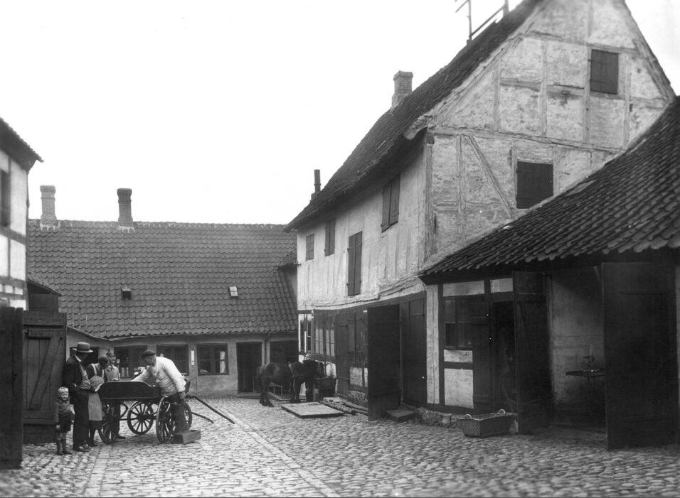 Gade Sankt Jørgens Gade 12. Chr. Rasmussens købmandsgård, før nedbrydningen