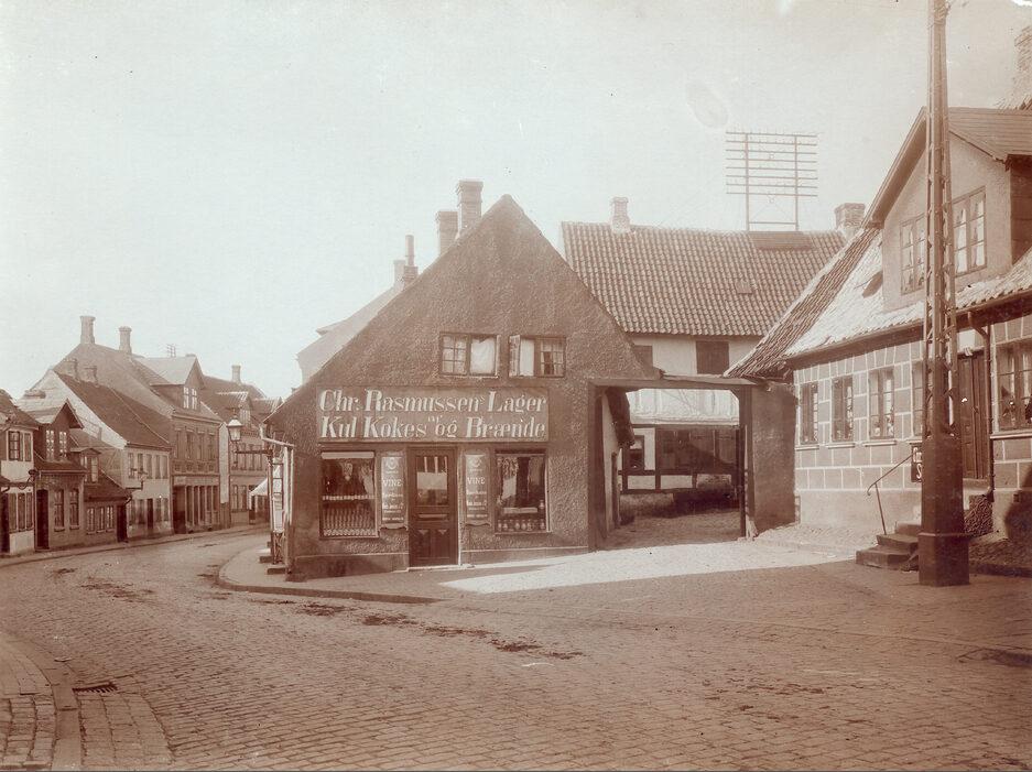 Christian R. Rasmussens Købmandshandel i Sankt Jørgens Gade nr. 12, set fra øst. Til højre ses nr. 14