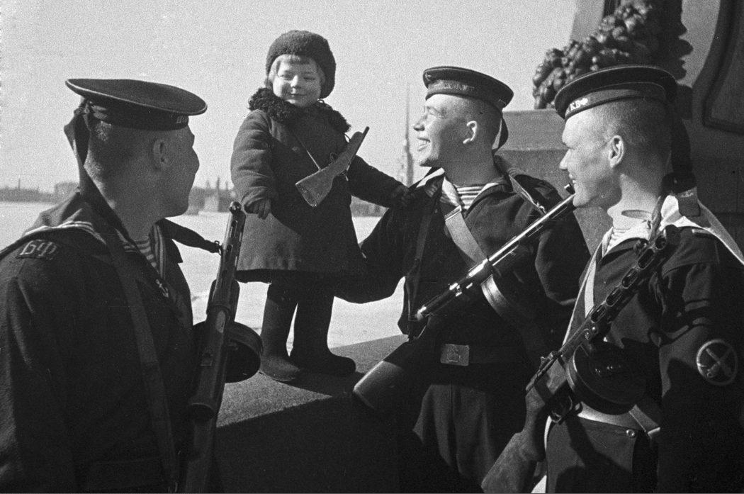 Моряки Балтийского флота с мальчиком Игорем