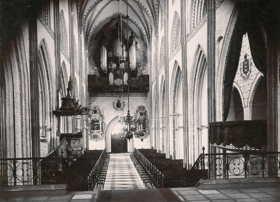 Skt. Knuds Kirke, interiør, set fra altret
