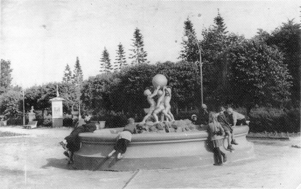 Дети у фонтана