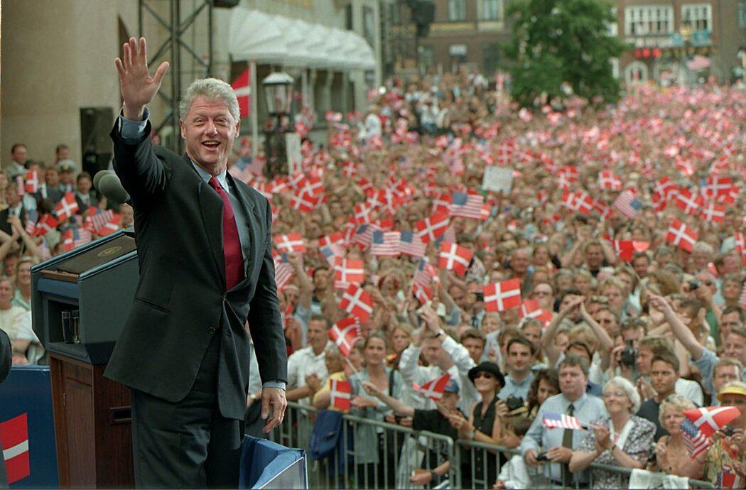 Bill Clinton taler på Nytorv og bliver mødt af 80.000 danskere med viftende Dannebrog