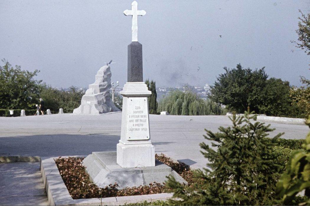 Памятник русским и французским воинам, павшим на Малаховом кургане 27 августа 1855 г