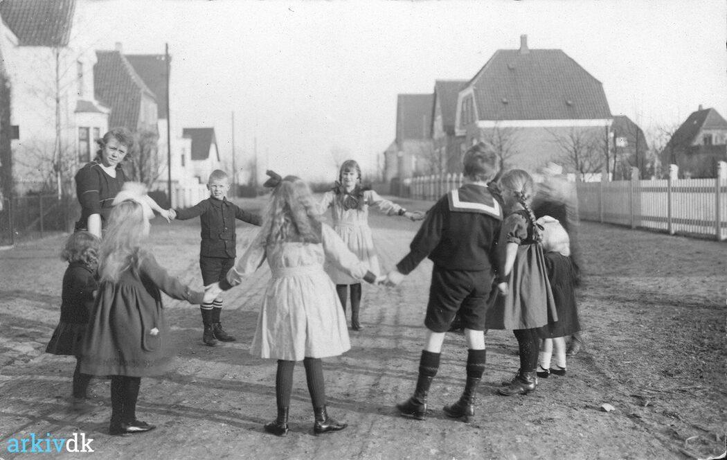 Enghavevej. Børn leger sangleg på vejen