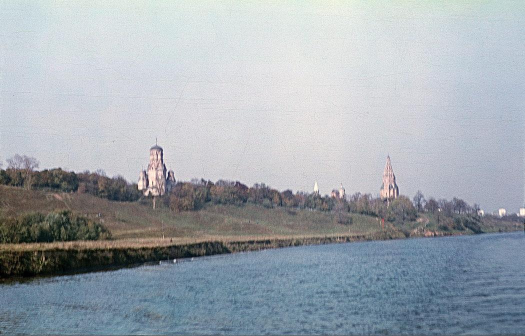 Вид на Коломенское с Москва-реки