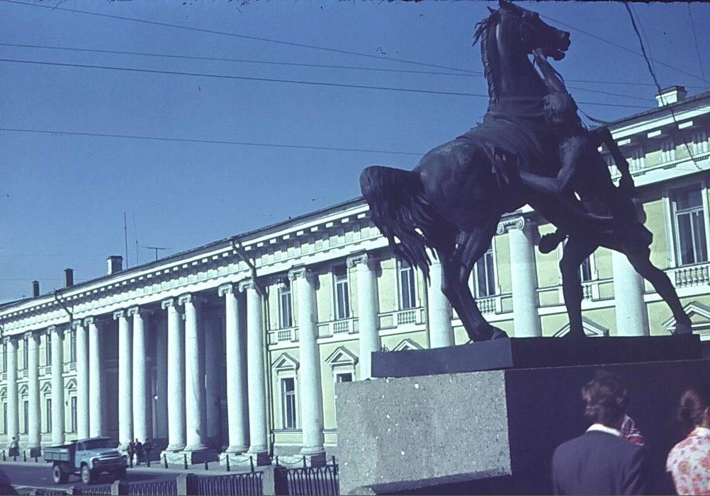 Скульптура «Юноша, берущий коня под уздцы»