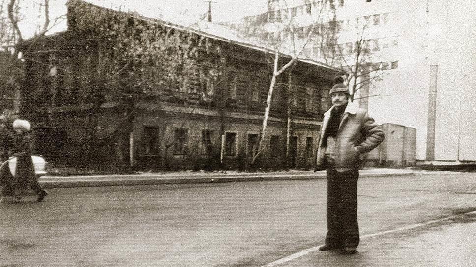 Андрей Тарковский перед отъездом в Италию возле дома, где прошло его детство