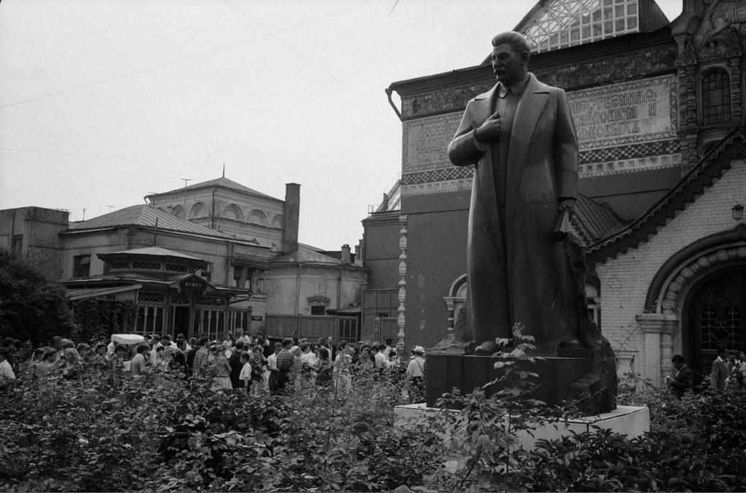 Памятник Сталину перед Третьяковской галереей