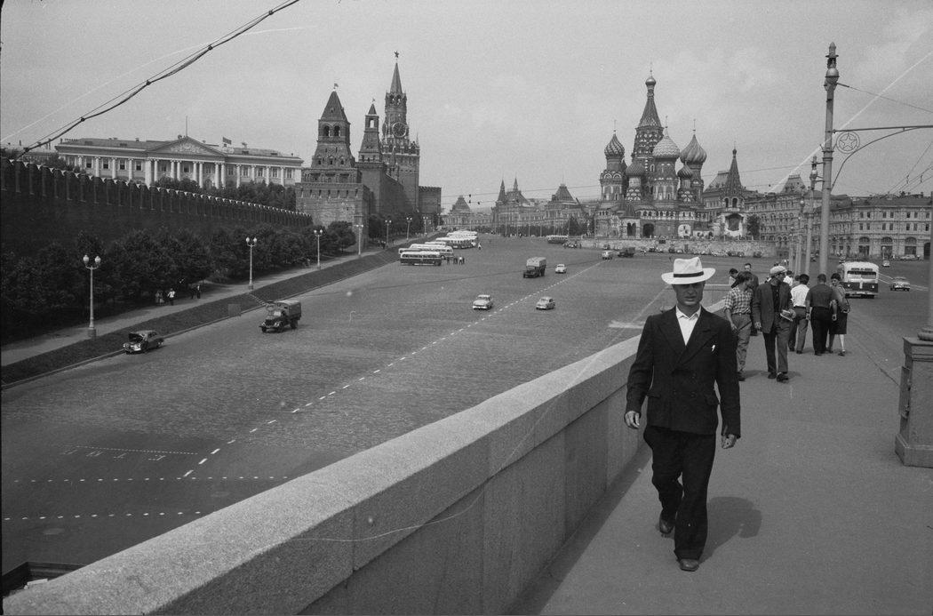 Вид на Васильевскую площадь с Большого Москворецкого моста