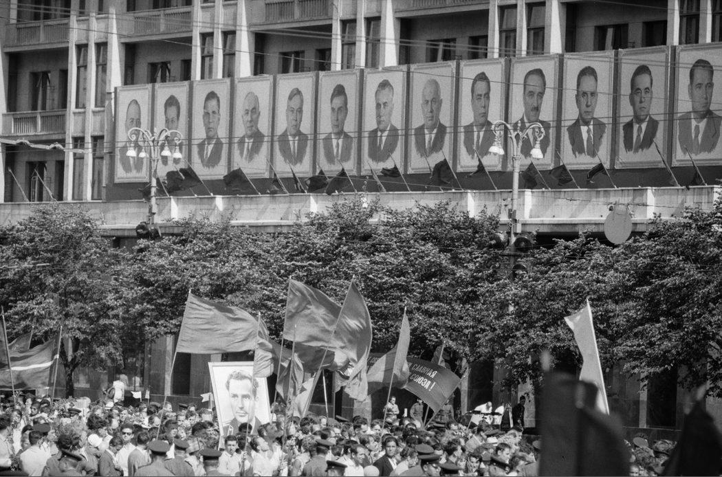 Демонстранты на проспекте Маркса