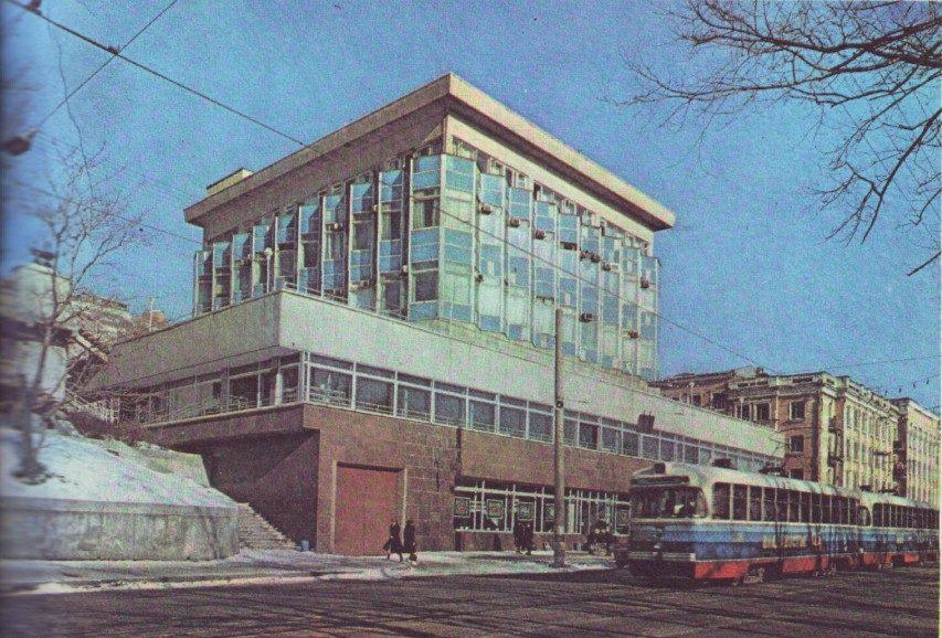 Владивосток. Здание фирменного рыбного магазина "Океан-1"