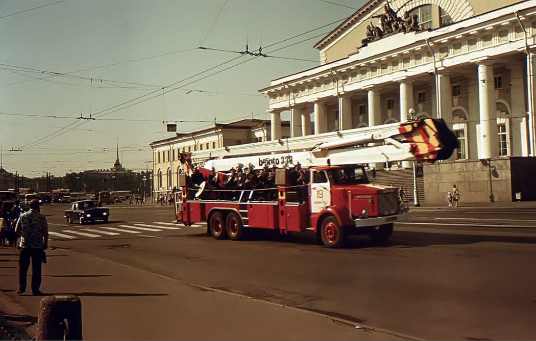 Пожарная машина на Пушкинской (Биржевой) площади