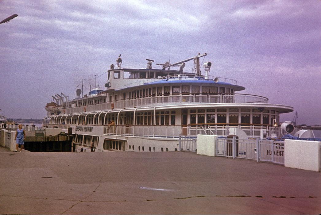 Круизное судно "Генерал Н.Ф. Ватутин" у Астраханского причала