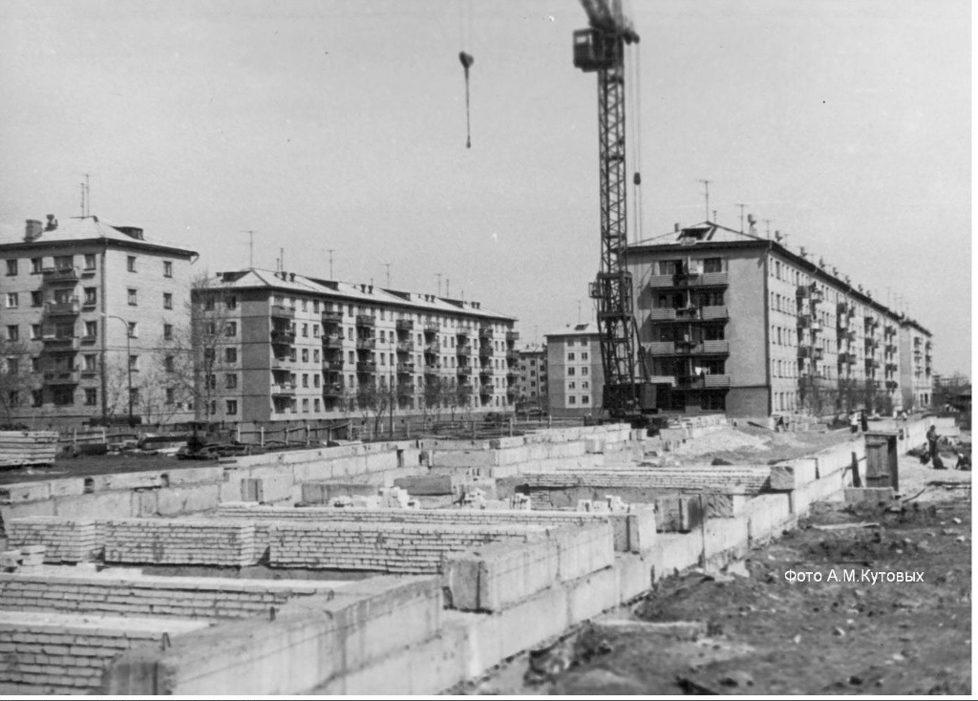 Начало строительства дома с универсамом по улице Карла Маркса