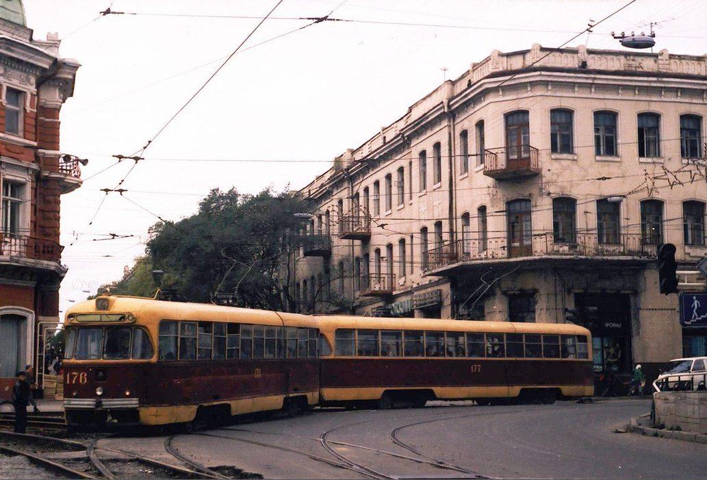 Трамвай на перекрестке улиц Ленинской и 25 Октября