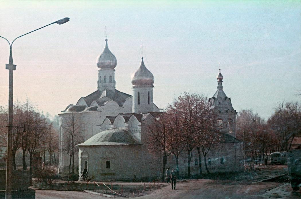 Вид на Пятницкую и Введенскую церкви