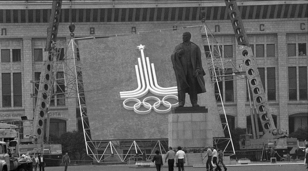 Монтаж олимпийской символики у стен стадиона им. В. И. Ленина